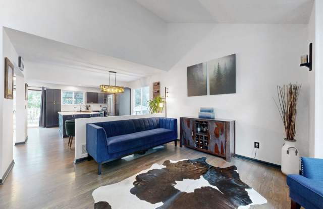Stunning 3 bed/2 bath home with lush gardens Gallery 4