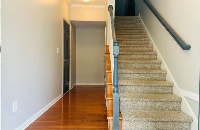 Beautiful townhome! 1 car garage, sunroom, glass shower, soaking tub, large room, kitchen w/island! Gallery 4