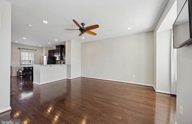 641 WASHINGTON Square Gallery 4