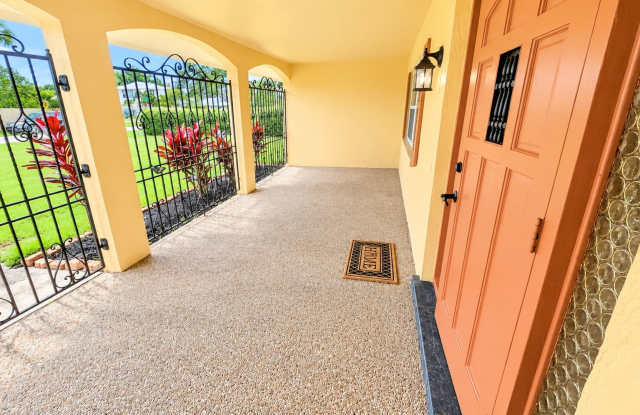 ANNUAL UNFURNISHED-3/2 SFH with new kitchen, less than one mile from Siesta Key!! Gallery 3