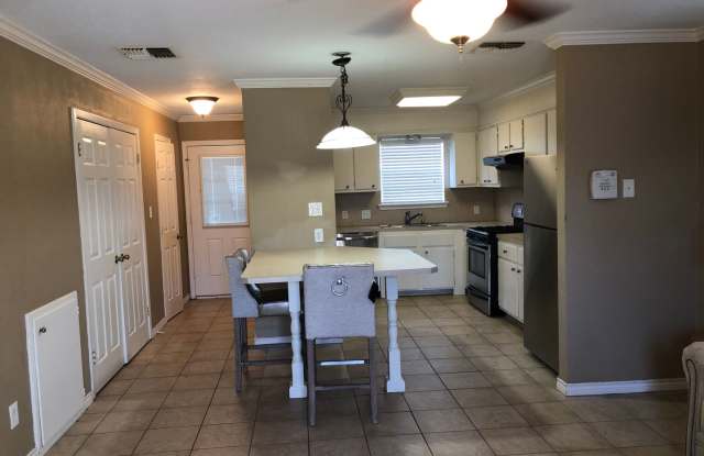 3/1.5 House with HUGE backyard! - 703 Chalet Court, College Station, TX 77840