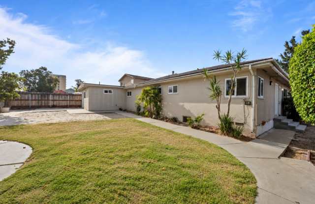 Dual kitchens & living rooms - steps to SDSU! Gallery 1