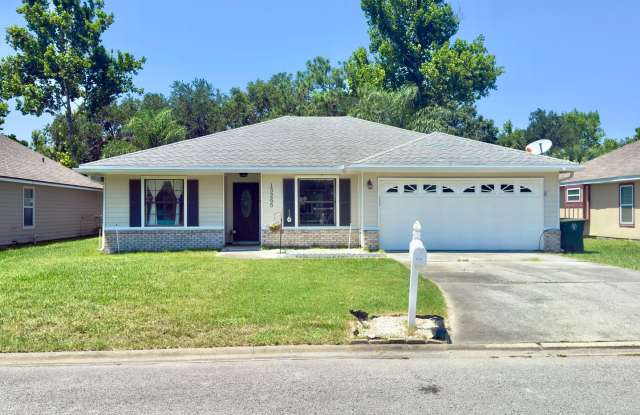Move-In Ready Hodges 3/2: White Kitchen, Cozy Fireplace, Pet Friendly photos photos