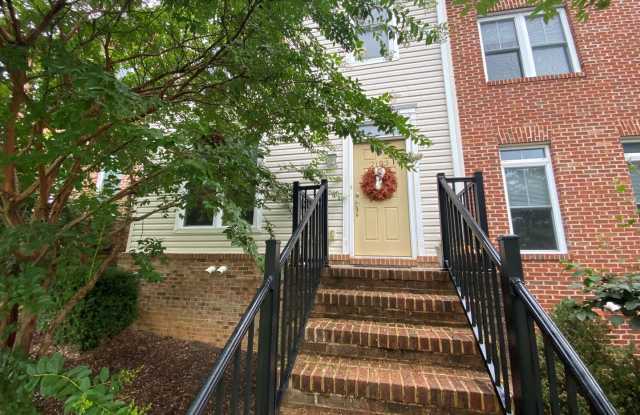 Townhouse on Deyerle Ave Gallery 1