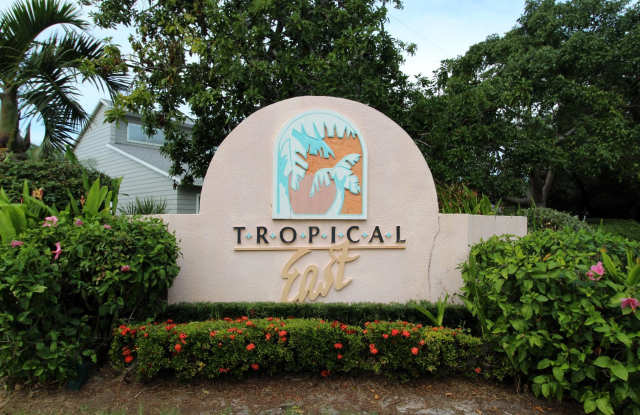 2519 SE Tropical E Circle Gallery 2