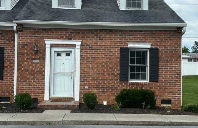 2 Bedroom / 2 Bath Brick Condo - Bristol, TN - 511 Hickory Road, Bristol, TN 37620