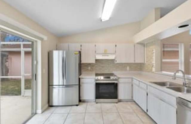8821 Parliament Court, a 3-bedroom, 2-bathroom, pool home Gallery 4