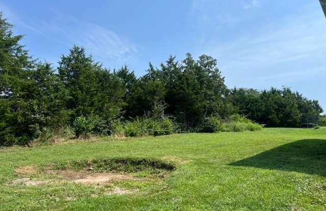 4 beds 1.5 baths on 1/2 acre lot Gallery 2