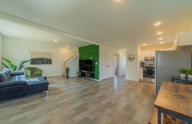 Move-in Ready, Fully Furnished! Gallery 3
