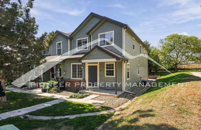Spacious Townhouse with Gas Fireplace and 2-Car Garage! Gallery 1