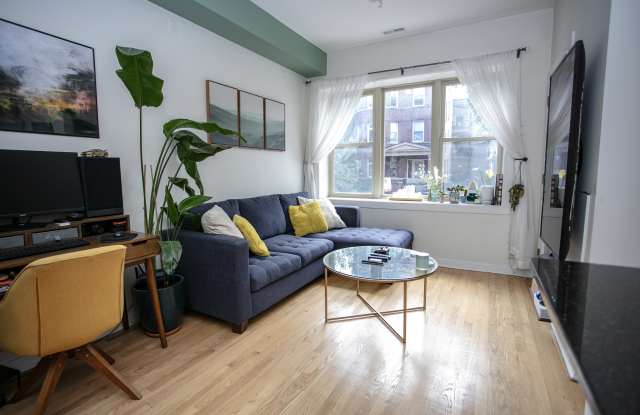 3302 West Dickens Avenue Gallery 2