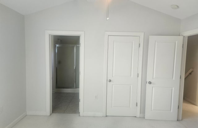 Great 2BR/2.5BA townhouse Gallery 4