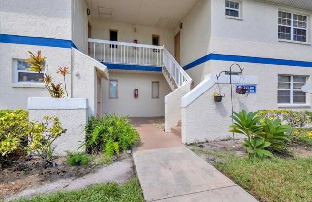 1529 SE ROYAL GREEN Circle Gallery 1