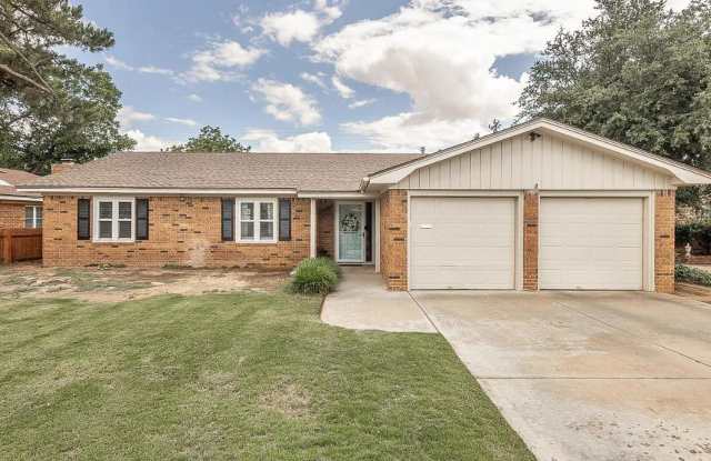 Charming Central Lubbock Home with a Spacious Backyard Gallery 1