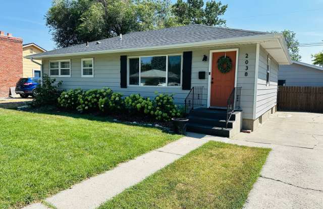 4+ bedroom, 2 bath with Hot Tub, Fenced Yard and Garage photos photos