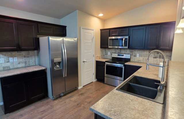 ALL PROSPECTIVE TENANTS MUST SUBMIT A $58 NON-REFUNDABLE APPLICATION FEE PER APPLICANT ONLINE AND BE PRE-QUALIFIED PRIOR TO ANY SHOWINGS Gallery 4
