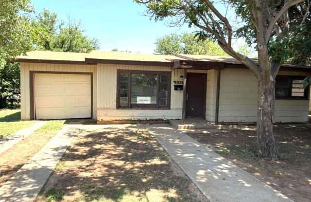 Handyman Special $0 First Month's Rent / “You fix, you SAVE BIG!!” Contact Diane for details: 806 704-3055 ext 2 Gallery 4