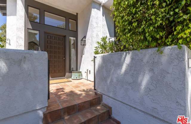 1541 Palisades Dr Gallery 2