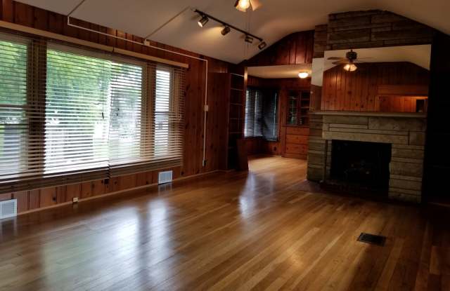 Charming 3 Bed 2 Bath Home! *2027* Gallery 3