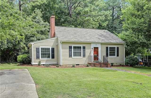 3 bedroom/ 1.5 bathroom- Students Welcome! - 707 Monumental Avenue, Williamsburg, VA 23185