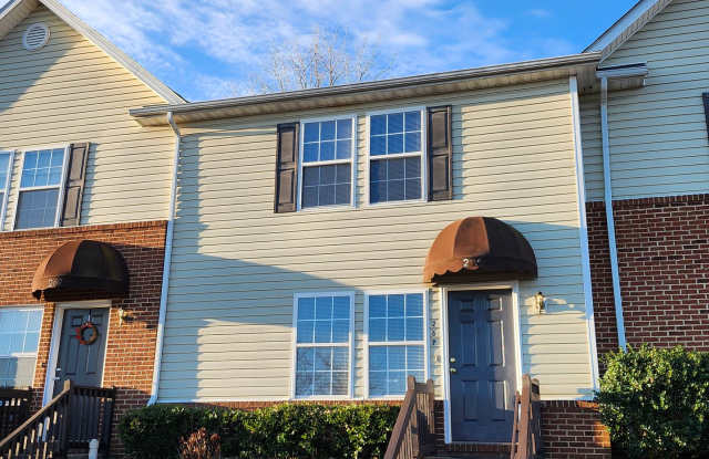 For Rent: Harrisonburg 3 BR, 2.5 Bath Townhouse - 267 Emerson Lane, Harrisonburg, VA 22802
