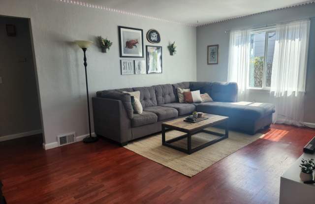 Spacious Lower Level Unit In Beautiful Manette Gallery 4