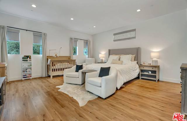 4203 Saugus Avenue photos photos