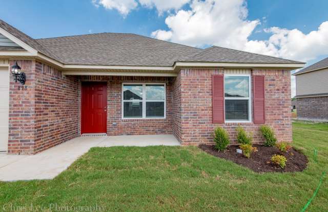 4BR Home w/Fenced Yard Gallery 3