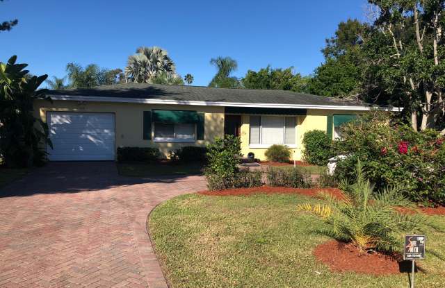 328 Sunny Ln - 328 Sunny Lane, Belleair, FL 33756