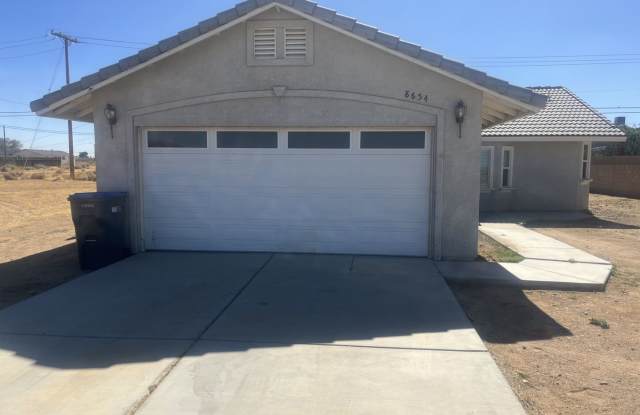 Spacious 3 Bedroom 2 Bathroom Home in CA City! Gallery 3