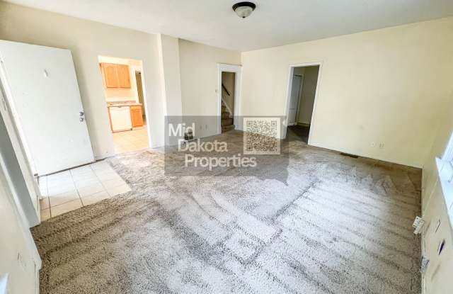 605 W 10th-4 Bedroom House with Garage - 605 West 10th Avenue, Mitchell, SD 57301