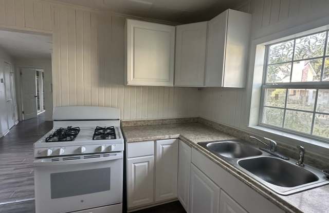 2 bedroom, 1 bathroom home available in Lafayette! - 715 North Sterling Street, Lafayette, LA 70501