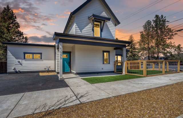 Modern Home with Hot Tub, Game Room & 2 King Suites. 60 day minimum Gallery 1