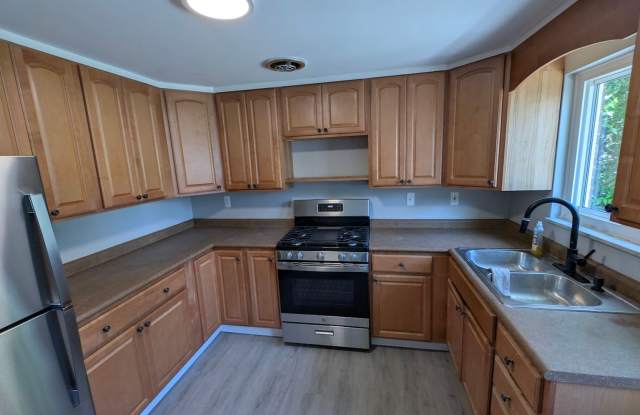 Whitaker / Homestead - 2 BR Single Family, Large Fenced Yard, Garage photos photos