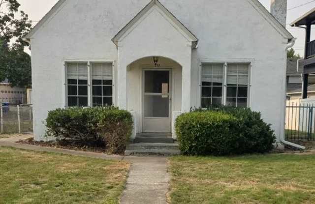 Charming 3-Bedroom Home with Fenced Yard & Basement Storage Gallery 1