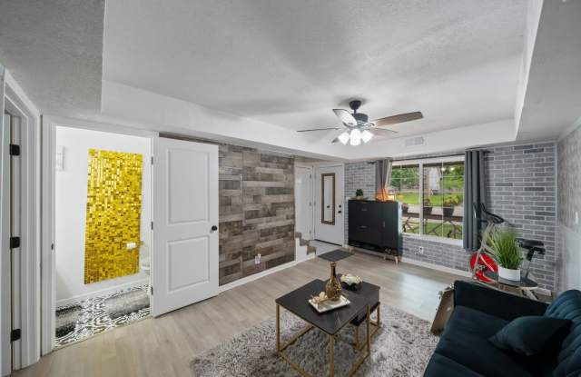 3 Bedroom Townhome With Fenced Yard and 1 Car Garage Gallery 4