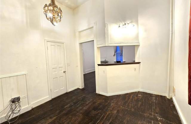 1100 E 8th Street Gallery 4