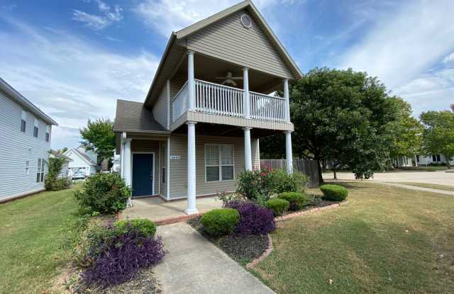 Charming 3 Bedroom 3 Bath Home For Rent - Fayetteville - 3600 South Tower Circle, Fayetteville, AR 72704