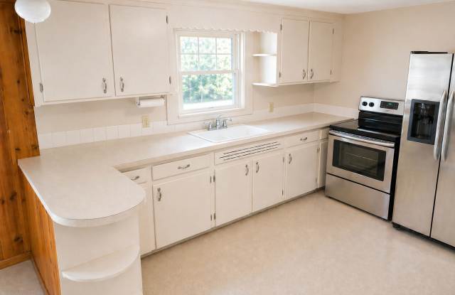 4-Bedroom Home for Rent in the Heart of Sixteen Acres Gallery 4
