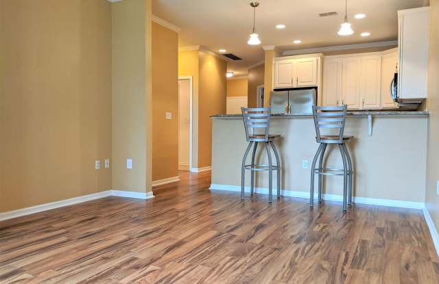 2 Bedroom Lakefront Condo! Gallery 1