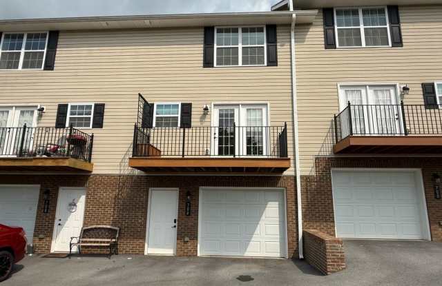 Tri level 2 bed, 2.5 bath Condo! Lakeridge School District. photos photos