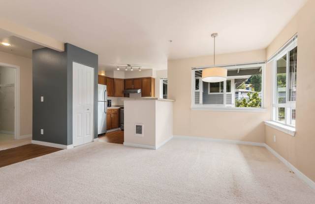 Top Floor 1 Bedroom Condo in Great Location Gallery 4