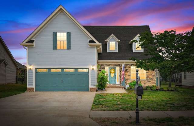 3 Bedroom House in the Beautiful Hickory Wild! With Bonus Room AND Fenced Backyard! Gallery 1