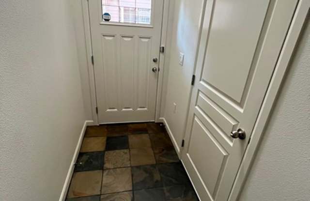 10308 SW Hollyridge Lane ~ Beautiful West Slope Tri-Level Condo Gallery 4