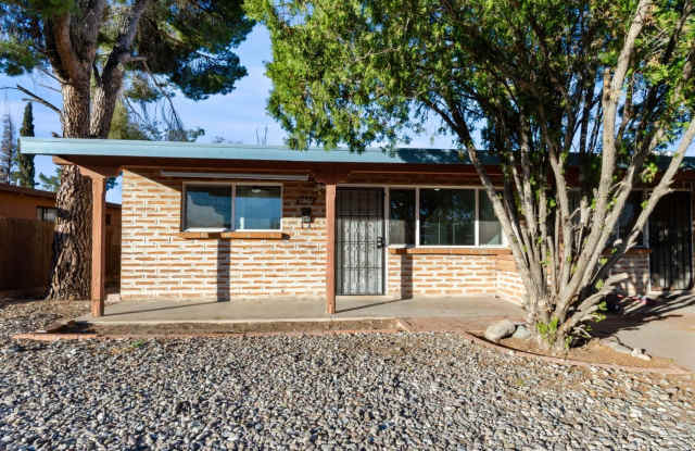 NEWLY REMODELED HOME NEAR TMC MAIN CAMPUS! - 5861 East North Street, Tucson, AZ 85712