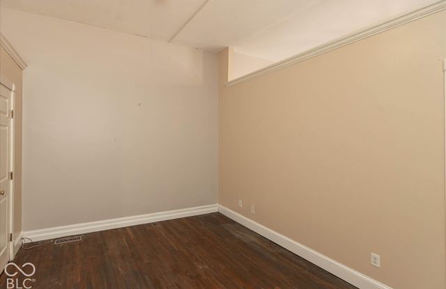 71 1/2 E Jefferson Street Gallery 4