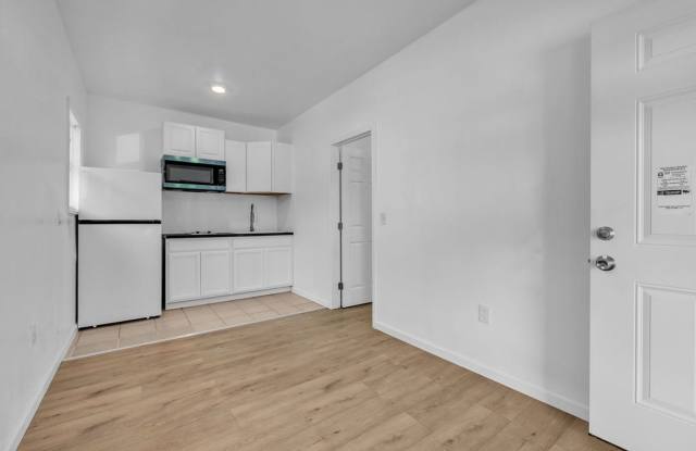 1/BED-1/Full Bath~ Super Mini Cottage With Large Possibilities! Gallery 1