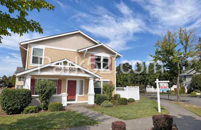 5 Bedroom Single Family Home in DuPont with Large Fenced Backyard Gallery 3