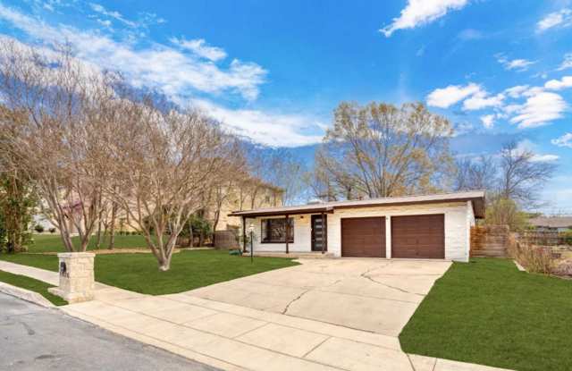 Charming 3-Bedroom Home with Sunroom and Spacious Backyard Gallery 1