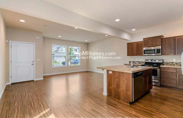Beautiful Three Bedroom Home in Tigard - Right Next to Bridgeport! Gallery 4